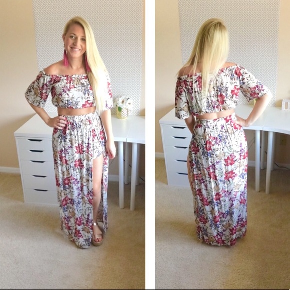 ILLA ILLA Dresses & Skirts - Two Piece Set Floral Crop Top Skirt Shorts Small